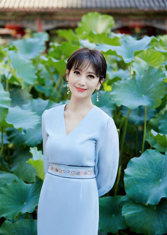 68岁赵雅芝近照曝光撑油纸伞与荷花比美不老容颜气质宜人