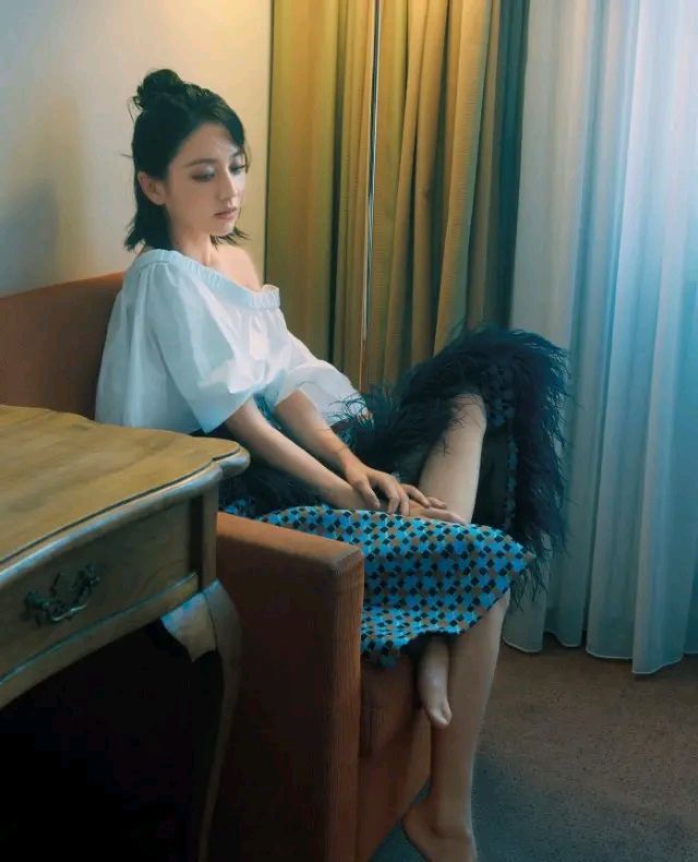 佟丽娅漂亮的小脚丫,粉嫩迷人,怪不得被富豪喜爱