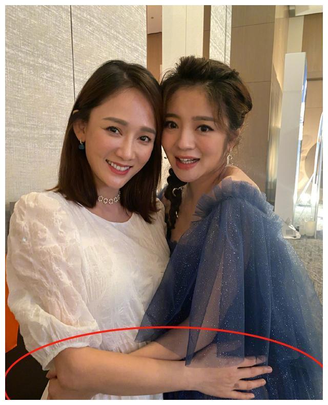 陈乔恩艾伦亲密互动惹好友模仿调侃白裙装扮孕味十足