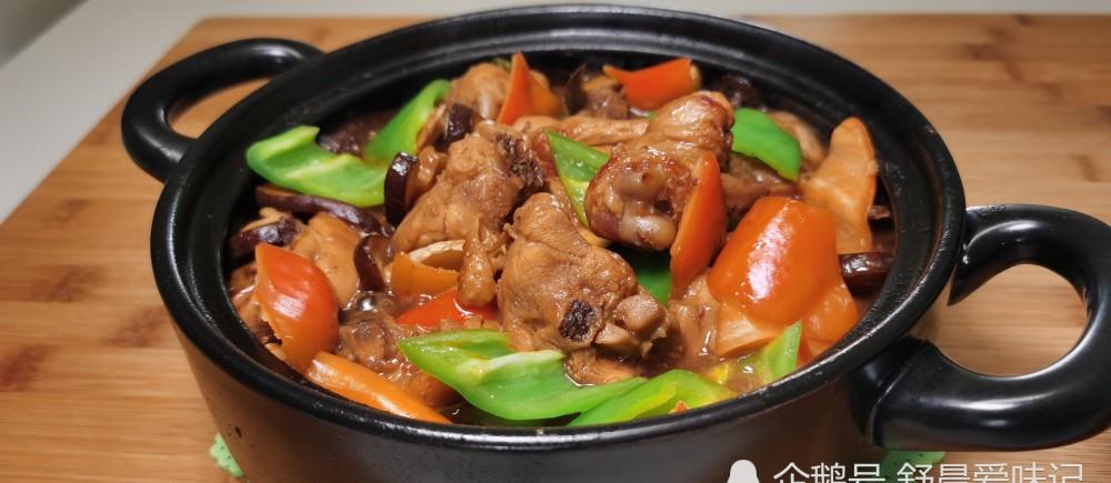 鸡腿这样做太香了,和香菇放砂锅里炖,回味无穷,汤汁都不想剩