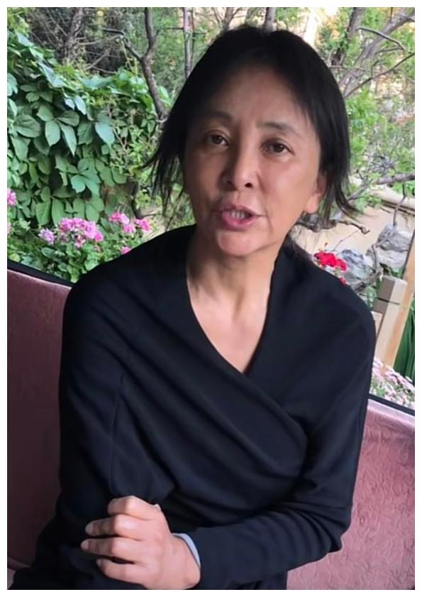 李勤勤近况堪忧深夜晒蹲路边吃白水面视频曾演恶婆婆出名