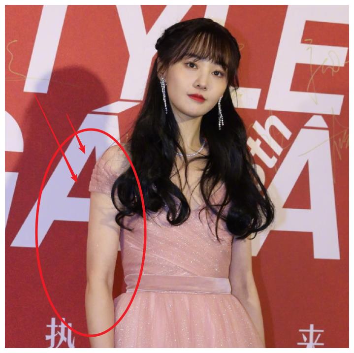 郑爽现身盛典活动抓拍美颜被故意关掉真实颜值却令我不敢信