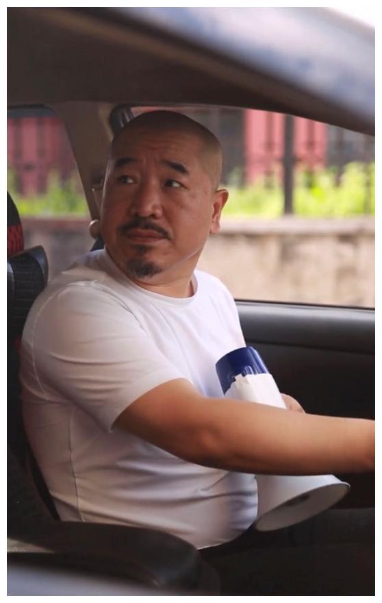 51岁王小利秀车技,百万豪车太豪横,被指新剧"刘能"角色已换?
