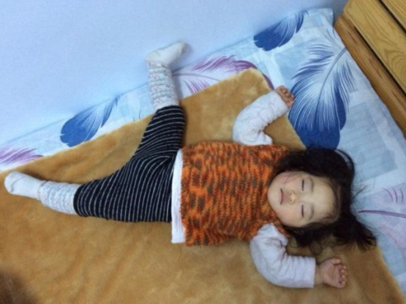 宝宝高难度睡姿火了掀开被子后这娃已打通任督二脉