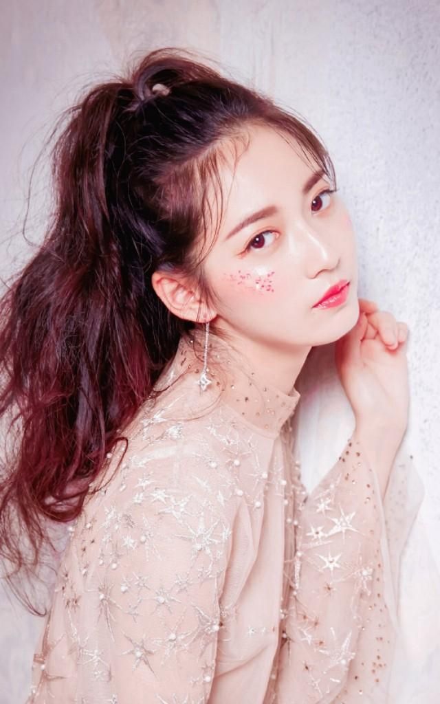 气质女神陈钰琪美照,长相精致,气质清纯,双眸灵动,灵气十足!