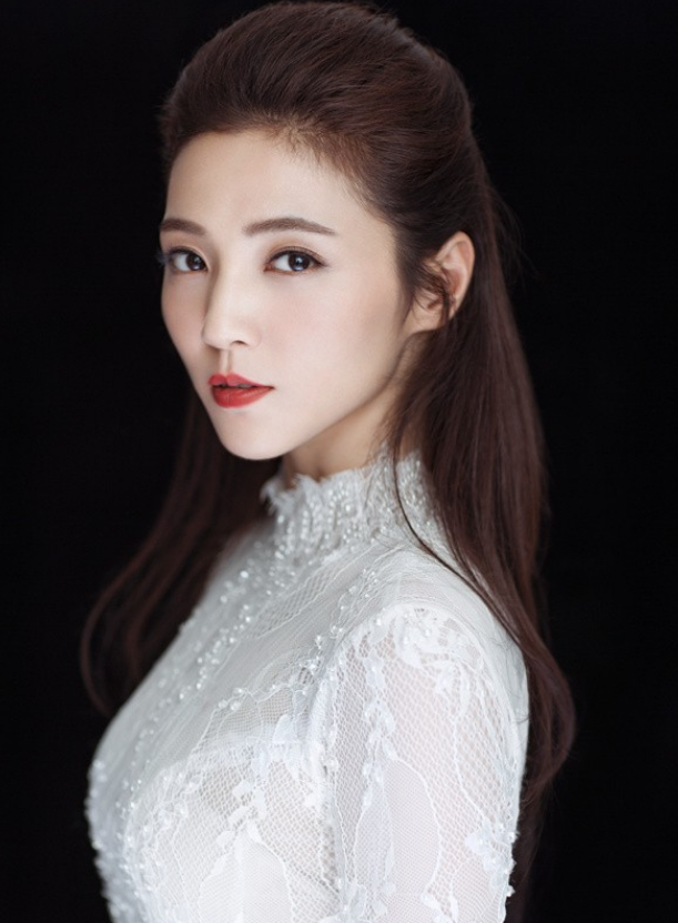 清新靓丽的女星尹雨航