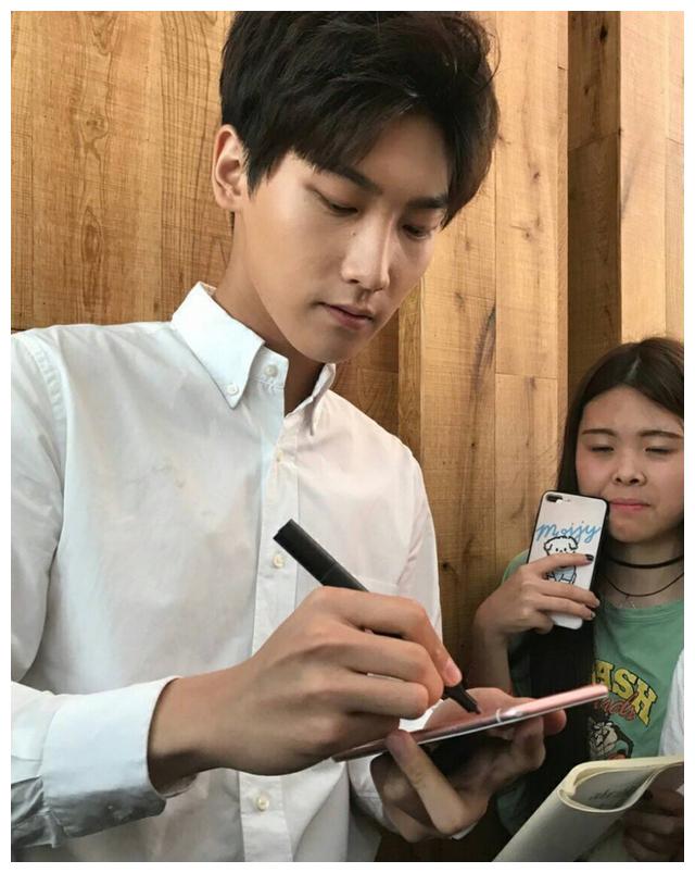 辛瑞琪,在剧里扮演的人物角色是赵轻云,剧里美丽大方的她也是给观众们