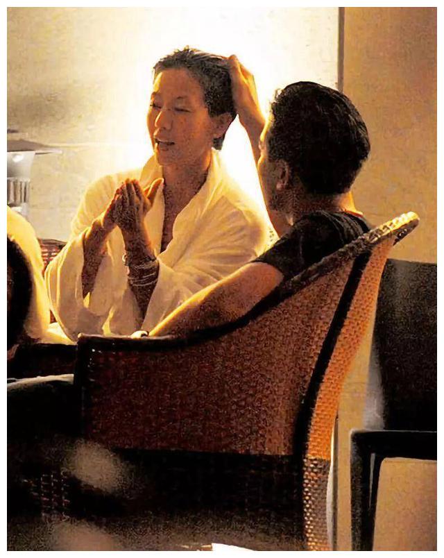 一家三口劲温馨,婚后与吴卓羲泳池嬉戏|梁靖琪|人妻|吴卓羲_新浪新闻