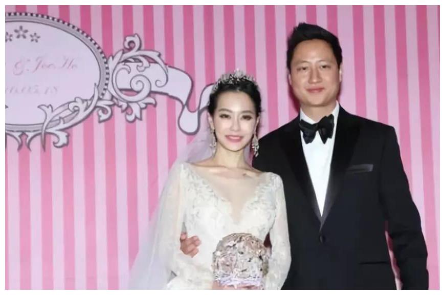 两人举行了盛大的婚礼,席开30桌,老公joe说就喜欢王思佳直来直往的