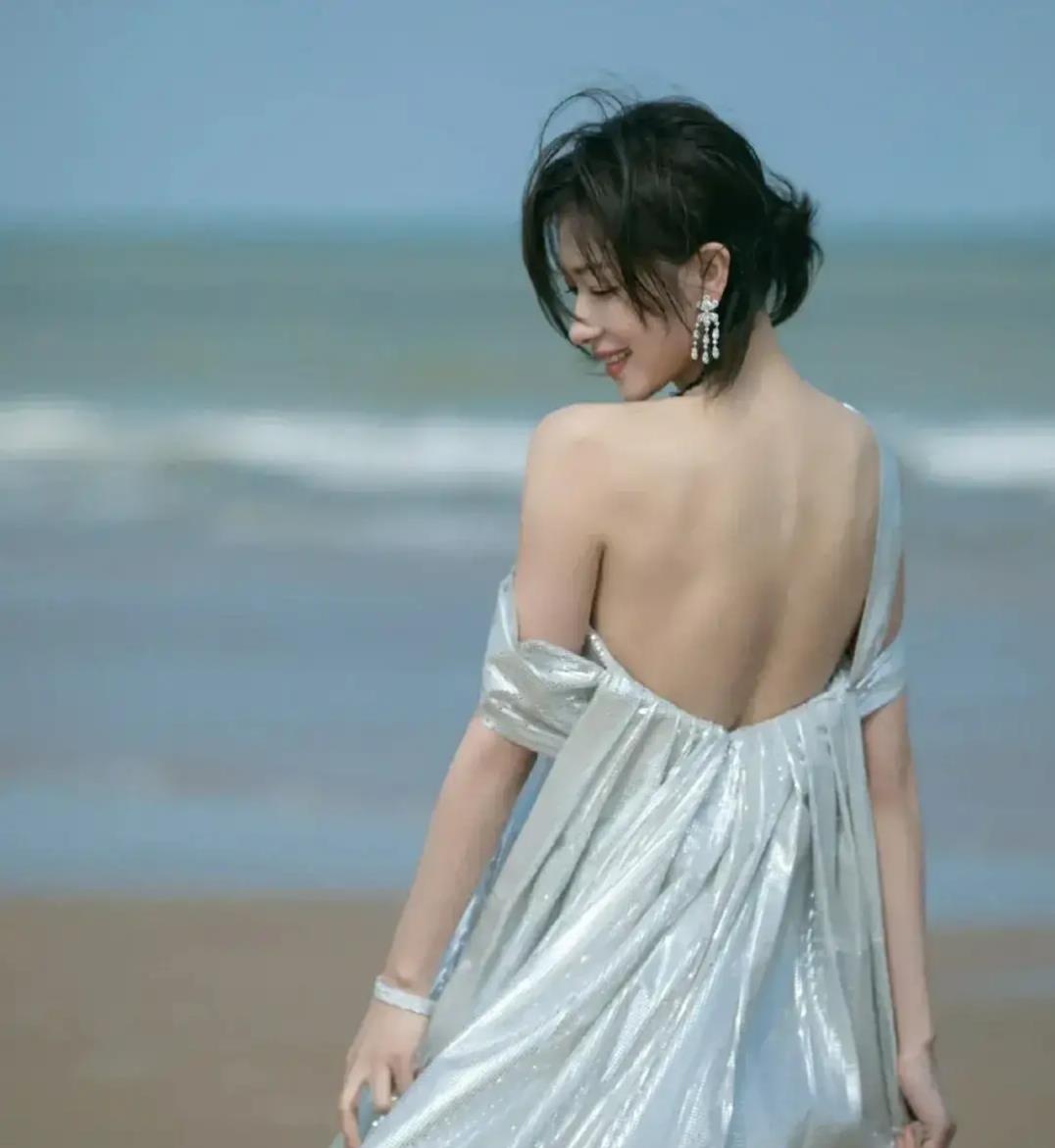万茜身穿一条闪亮银色露背长裙妩媚多姿飘逸灵动