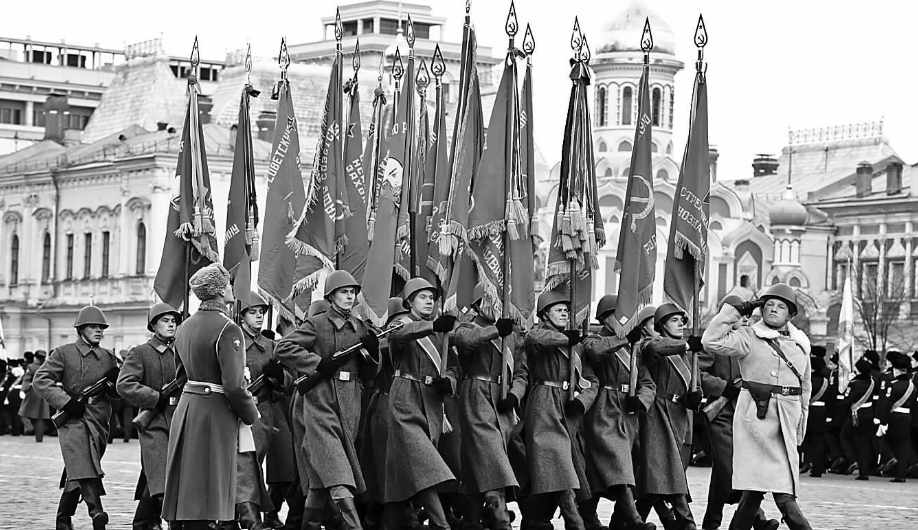 莫斯科会战时斯大林阅兵,德军空军欲进行轰炸却被苏联空军拦截