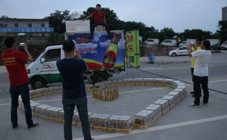 农村小伙用一千瓶啤酒摆心形征婚要求对方是富婆