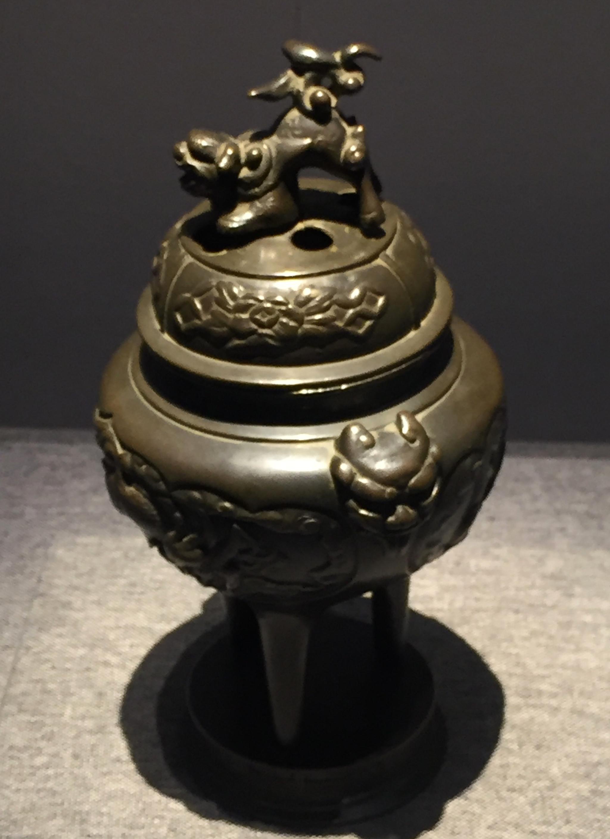 清兽钮铜熏炉(鄂尔多斯博物馆馆藏)