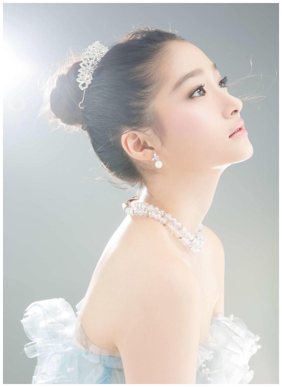 关晓彤婚纱造型惊艳全场,网友:鹿晗太有艳福了