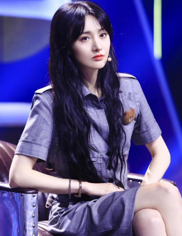 颜值高就是任性,郑爽上节目穿身"民国装",却被袜子夺去了视线