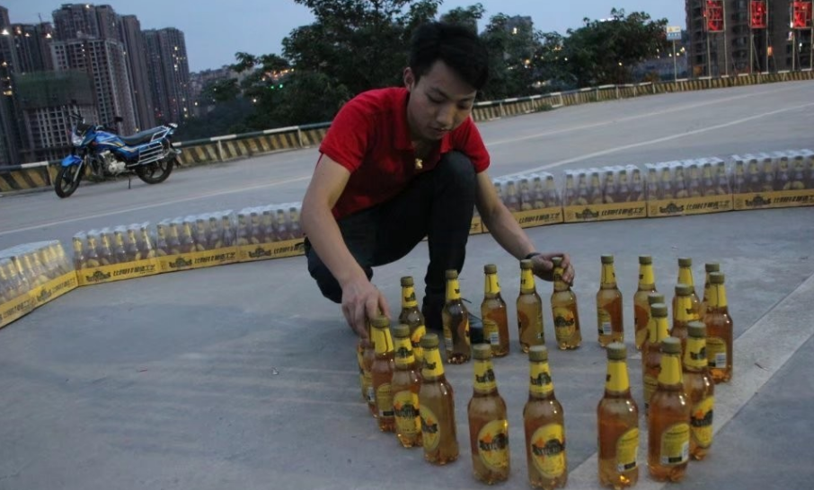 农村小伙用一千瓶啤酒摆心形征婚要求对方是富婆