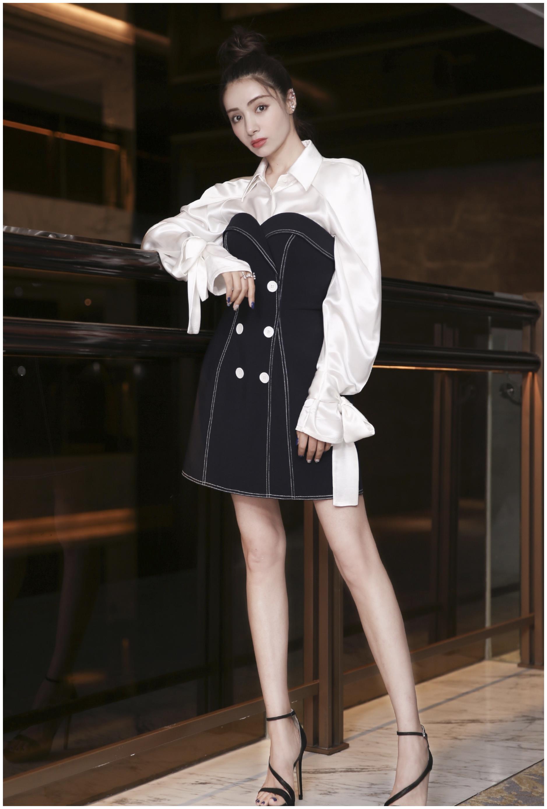 姜潮麦迪娜走机场小夫妻结婚多年甜蜜依旧麦迪娜大长腿很吸睛