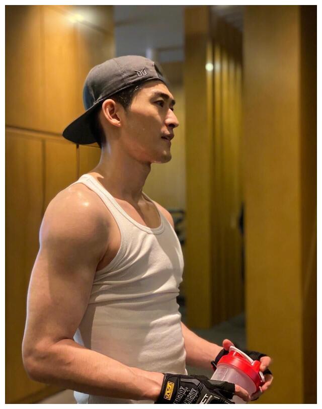 张翰想成为肌肉男有多难?晒出健身房拍摄的肌肉照,网友:算了吧