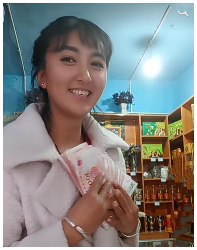 黑姑娘拉姆当网红有什么错,网友却说拍视频直播害了她!