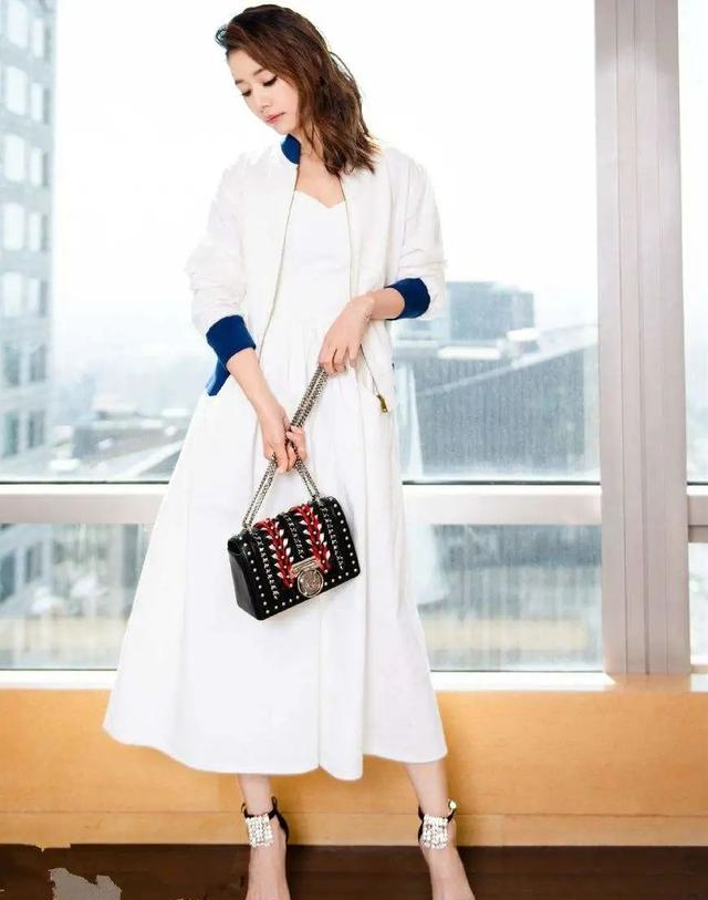 被林心如的身材惊艳了,简约造型挡不住曼妙曲线,不似奔五女人休闲区蓝鸢梦想 - Www.slyday.coM 被林心如的身材惊艳了,简约造型挡不住曼妙曲线,不似奔五女人休闲区蓝鸢梦想 - Www.slyday.coM