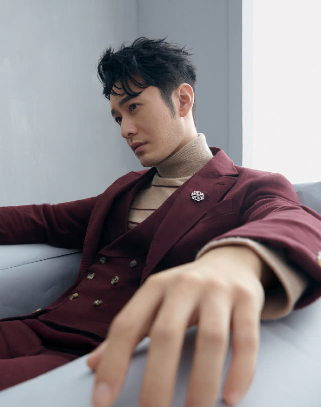 黄晓明还换了好几套造型,再看黄晓明写真里的第二套造型,只见黄晓明外