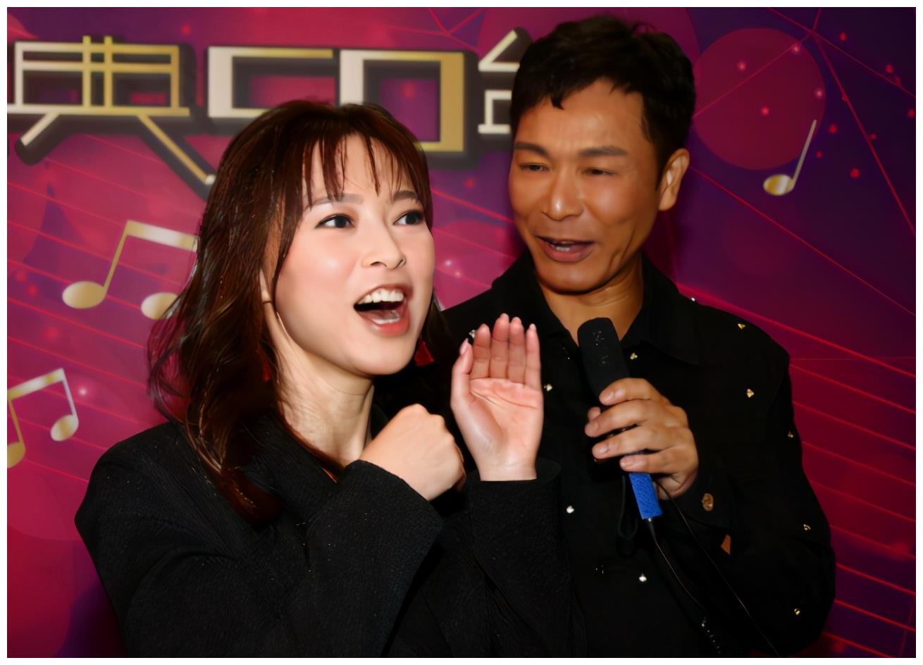 56岁郭晋安与妻罕见同框,同台献唱略显紧张,妻子颜值抢镜