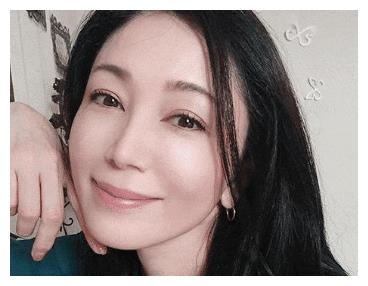 一场选美大赛,52岁美女阿姨脱颖而出夺冠,网友:那是我宝贝!