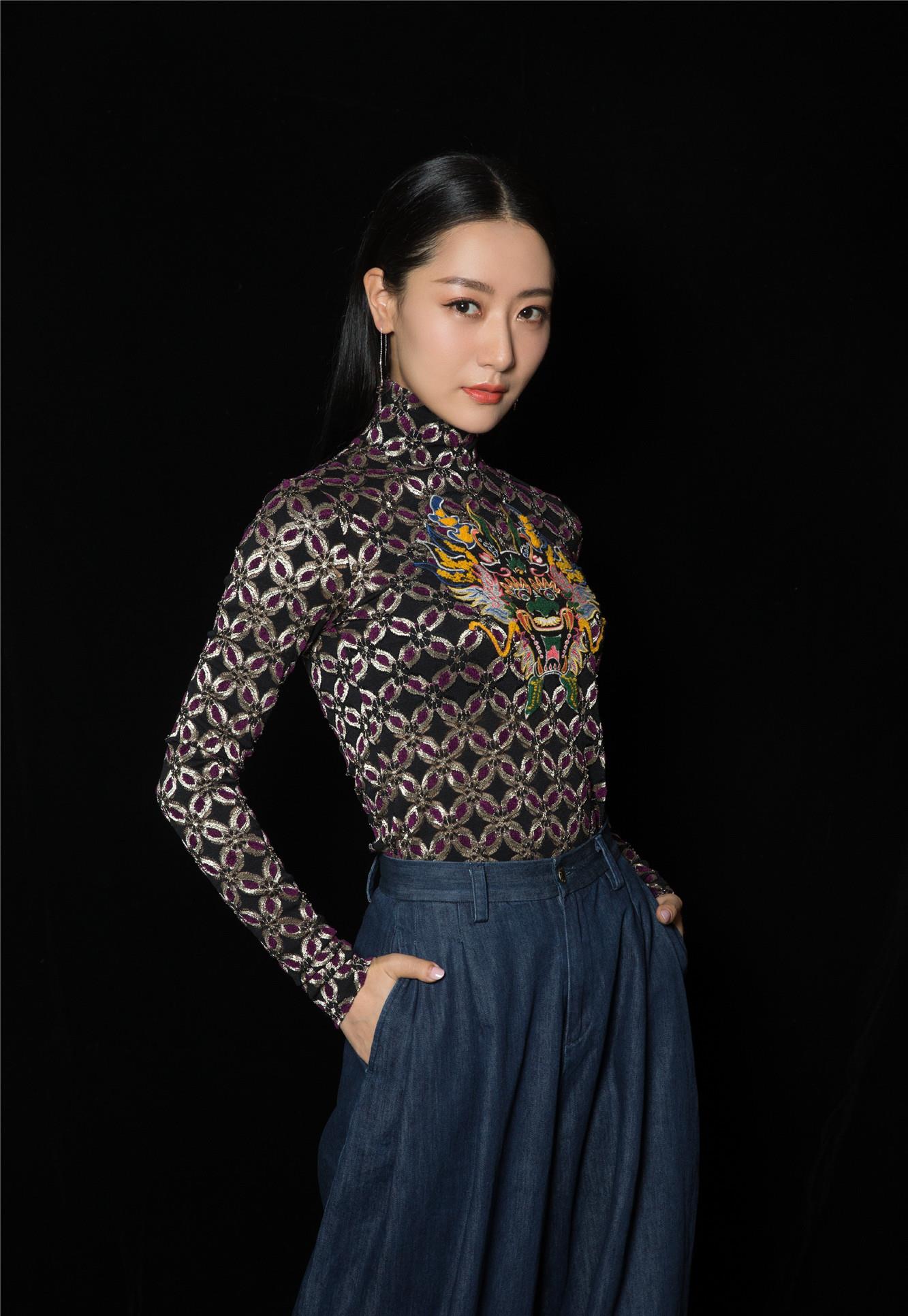 白冰紧身中国风上衣配阔腿裤高级又洋气,美出国际范!