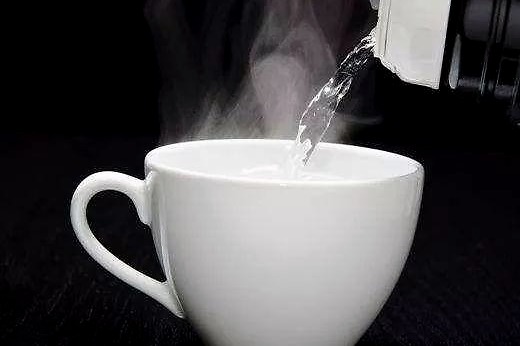 日常生活中当身体不舒服时喝热水真有用吗