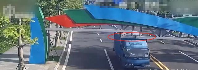 卡车没有减速到超过高度限制栏 集装箱被留下 财经头条