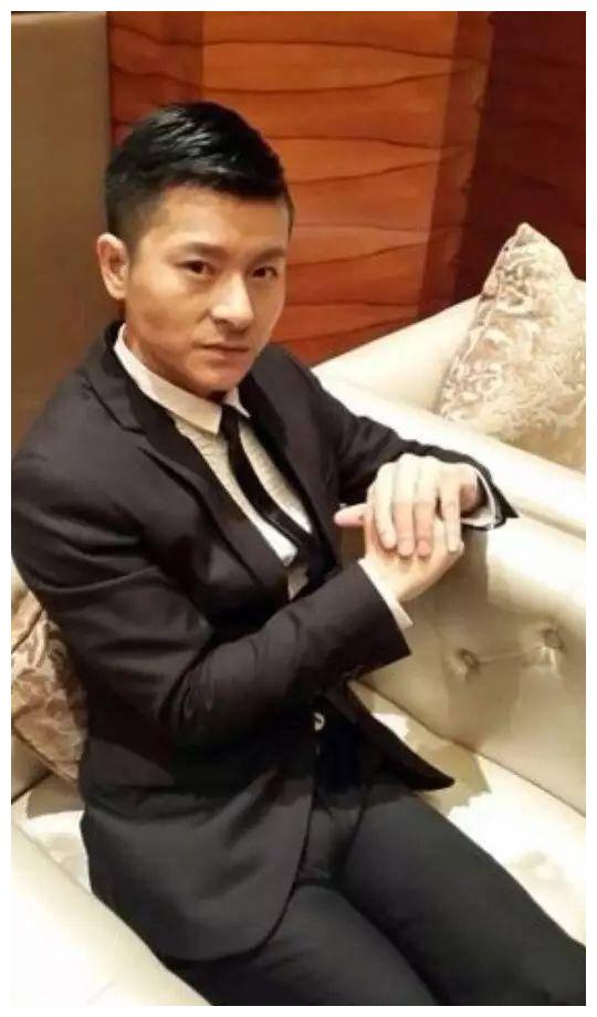 他是模仿刘德华最像的人,爆火时年入百万,如今转行直播无人问津