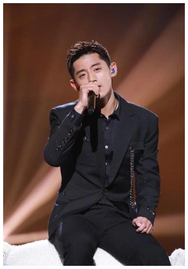 魅力无人能挡!张继科穿黑色西装登台献唱,气宇轩昂帅出天际