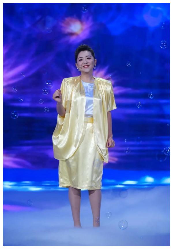 回声嘹亮| 12月25日 月亮姐姐怀旧风造型,向经典致敬.