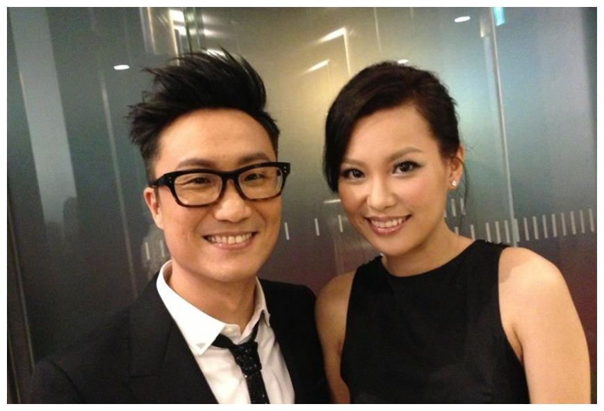 郑中基老婆婚后成素人脸,他为讨妻女开心,蹲地上陪玩变得幼稚