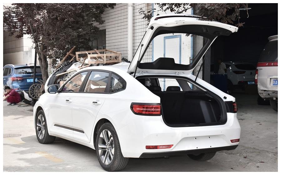 这可能是你能买到的最便宜的掀背轿跑了,轴距2米7,5.98万起