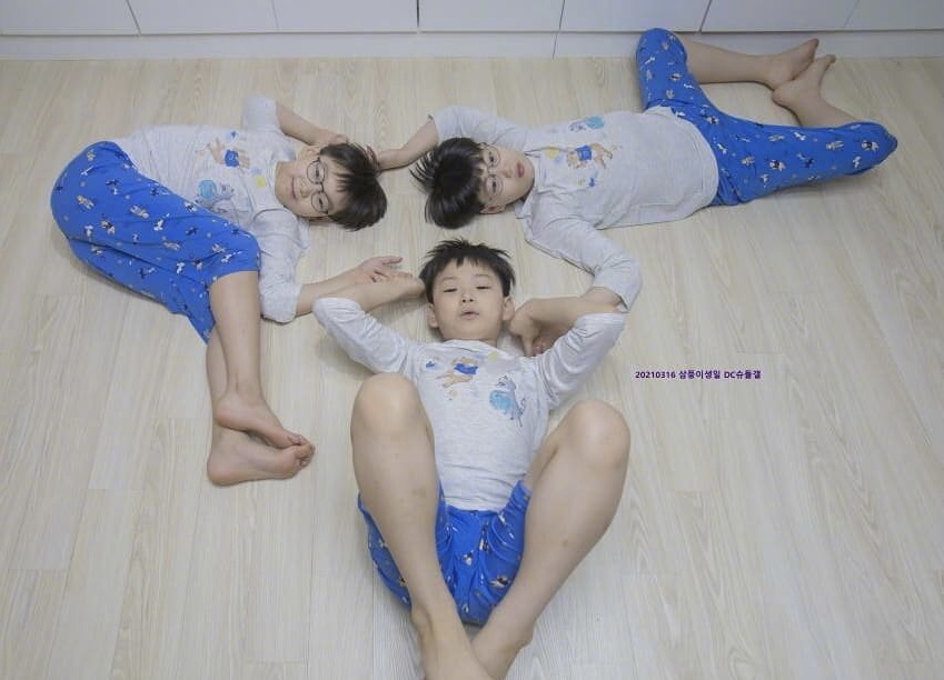 宋民国三兄弟近照曝光,身穿同款卫衣花式比心,三倍可爱?