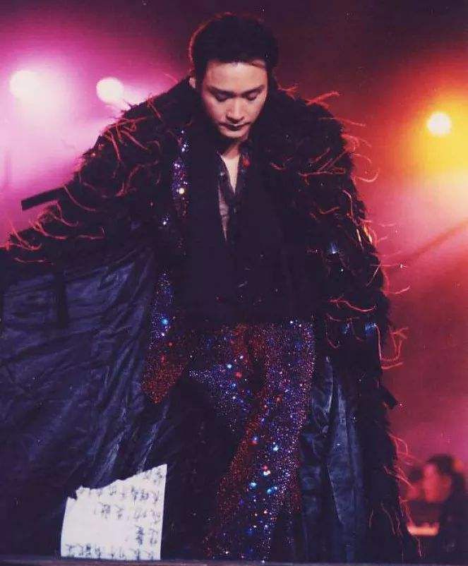 张国荣:别留恋我无意的风情万种!10套舞台装,长发贝壳裙港风十