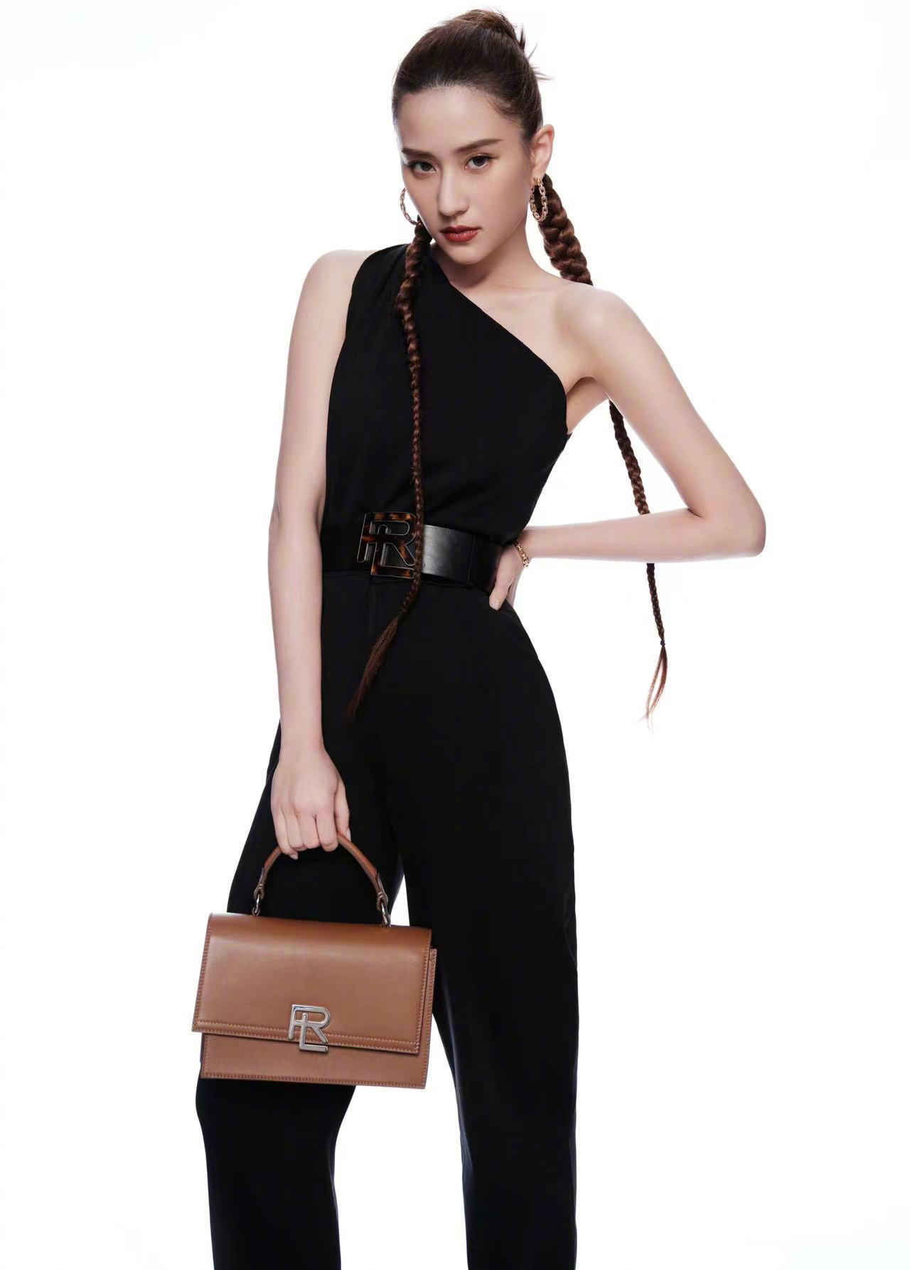 何超莲出席品牌活动全黑造型又酷又飒颜值在线