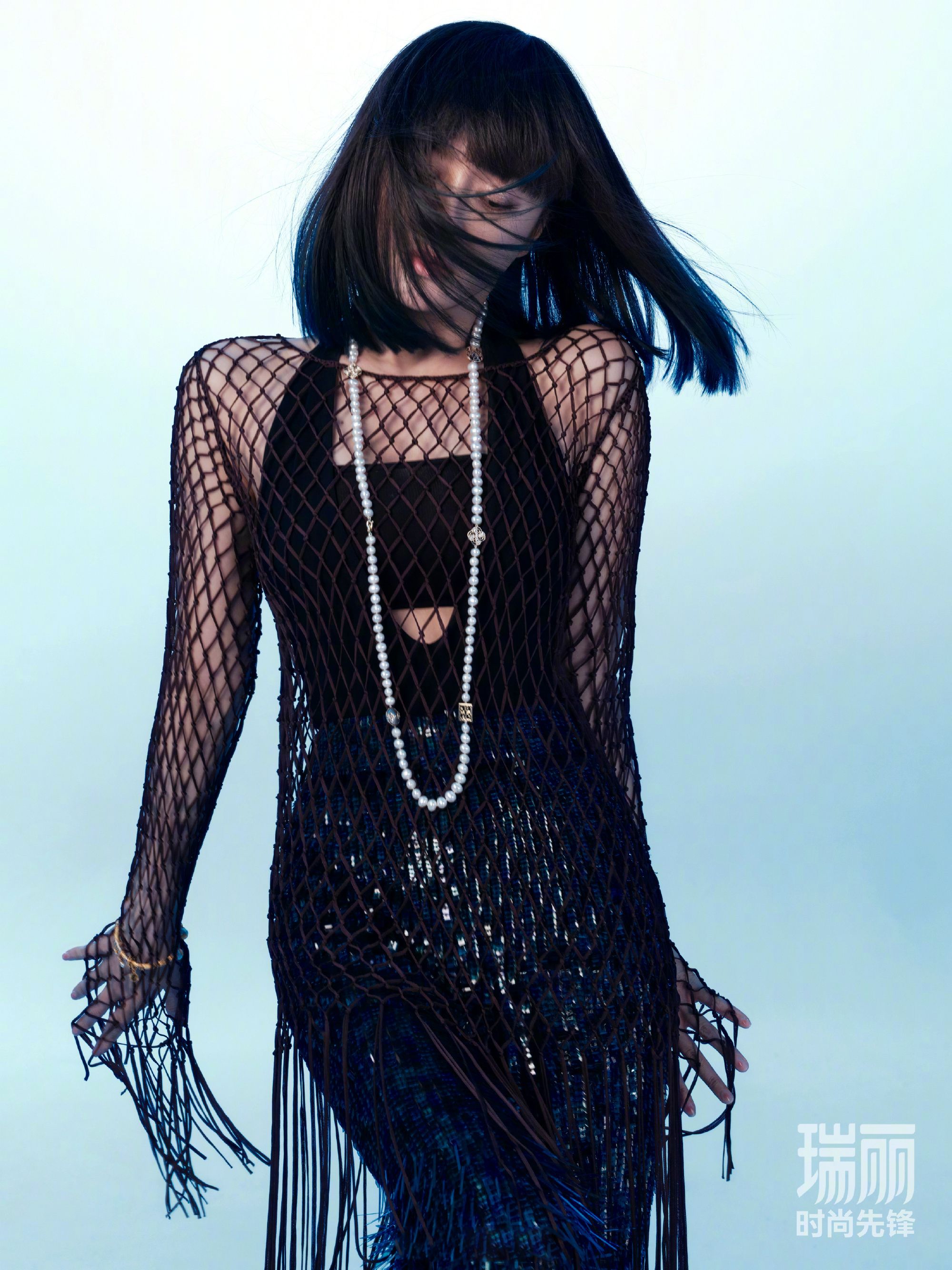 秦岚登上瑞丽时尚先锋6月封面她以一头黑色短发酷飒出镜