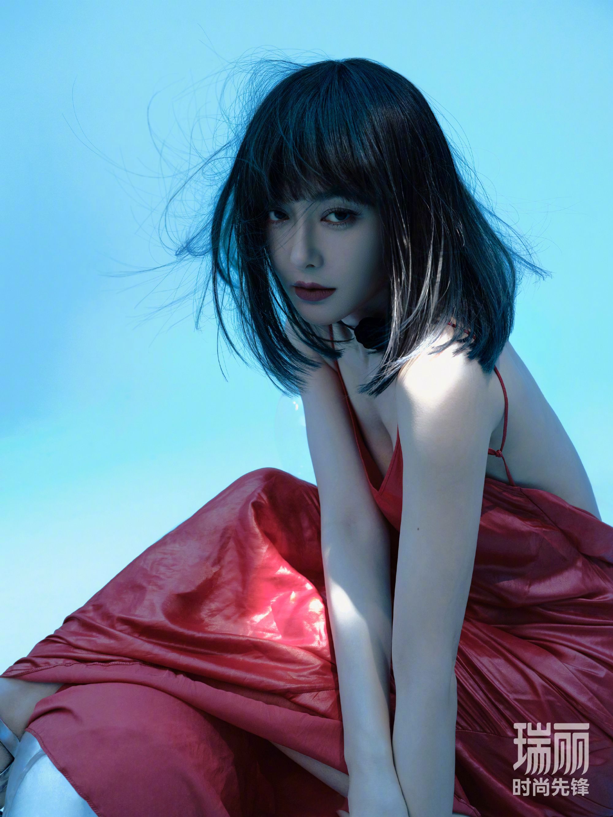 秦岚登上瑞丽时尚先锋6月封面她以一头黑色短发酷飒出镜