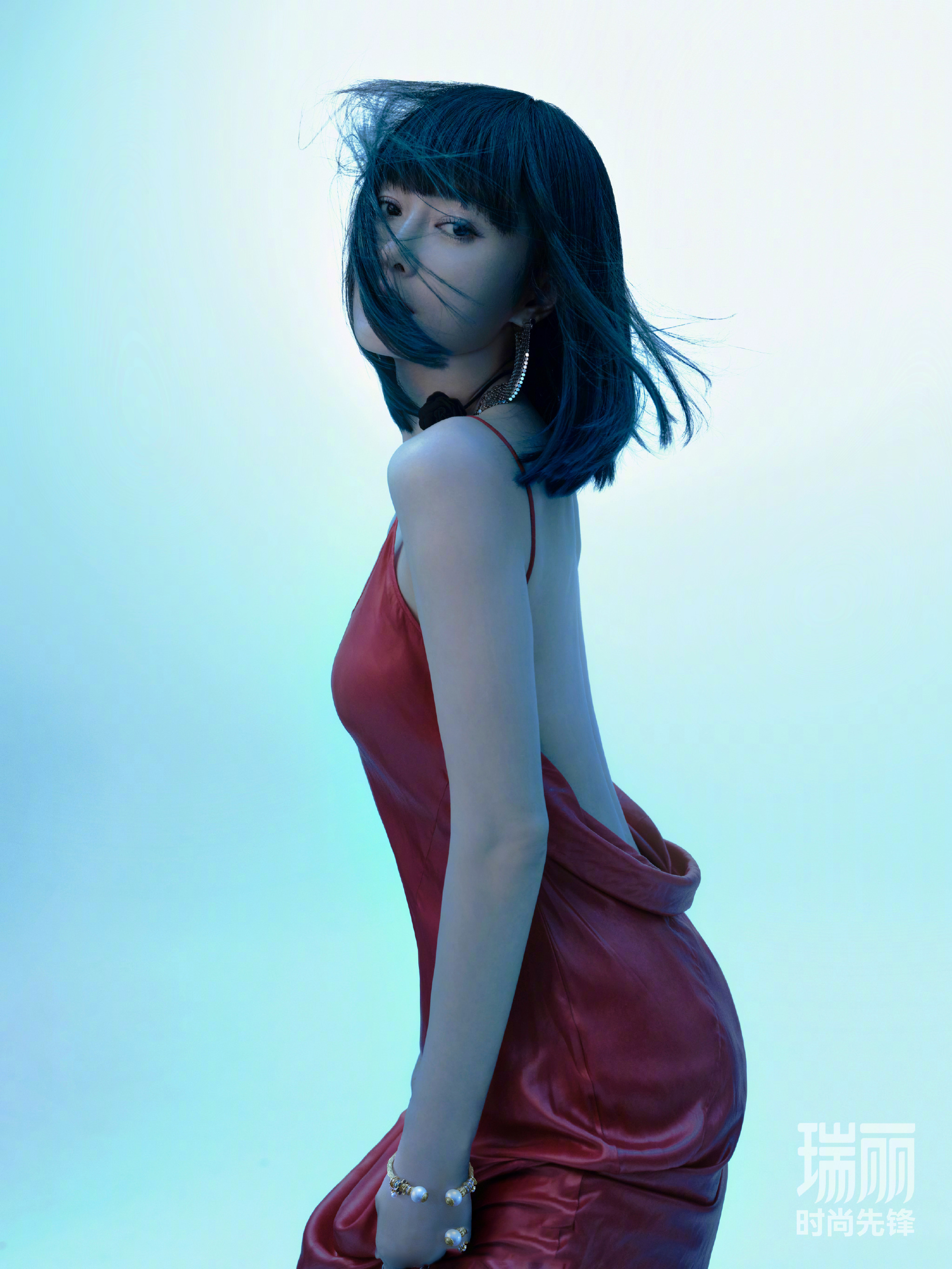 秦岚登上瑞丽时尚先锋6月封面她以一头黑色短发酷飒出镜