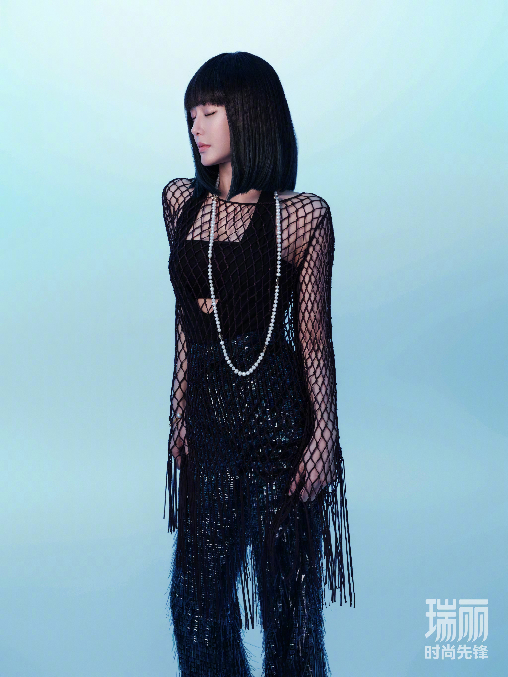 秦岚登上瑞丽时尚先锋6月封面她以一头黑色短发酷飒出镜