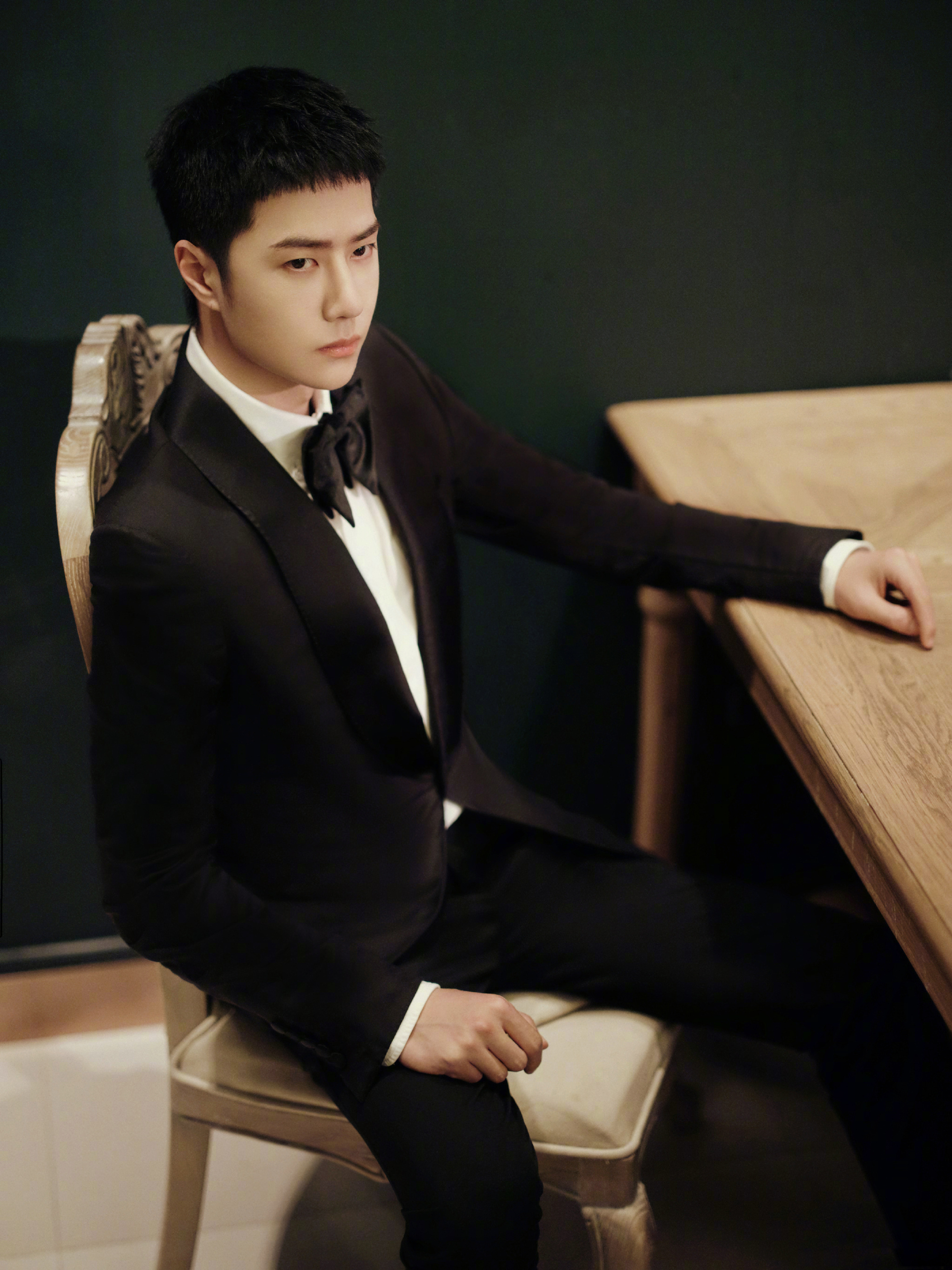 王一博最新活动造型释出,身穿白色衬衫,搭配黑色西装套装