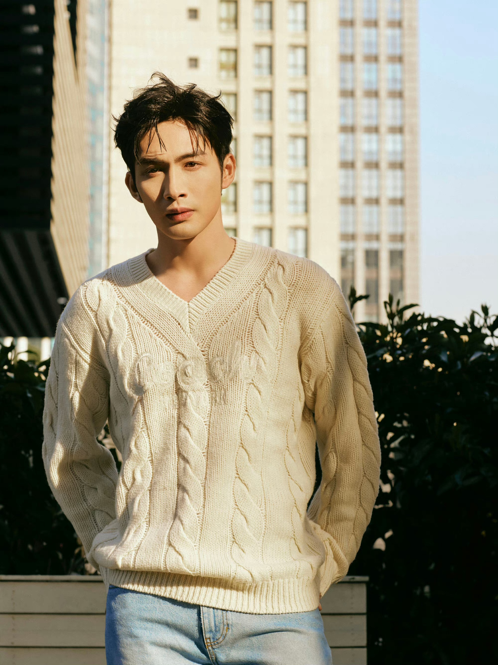 张彬彬春日随拍,身着白色针织衫,温柔时尚表现力满分