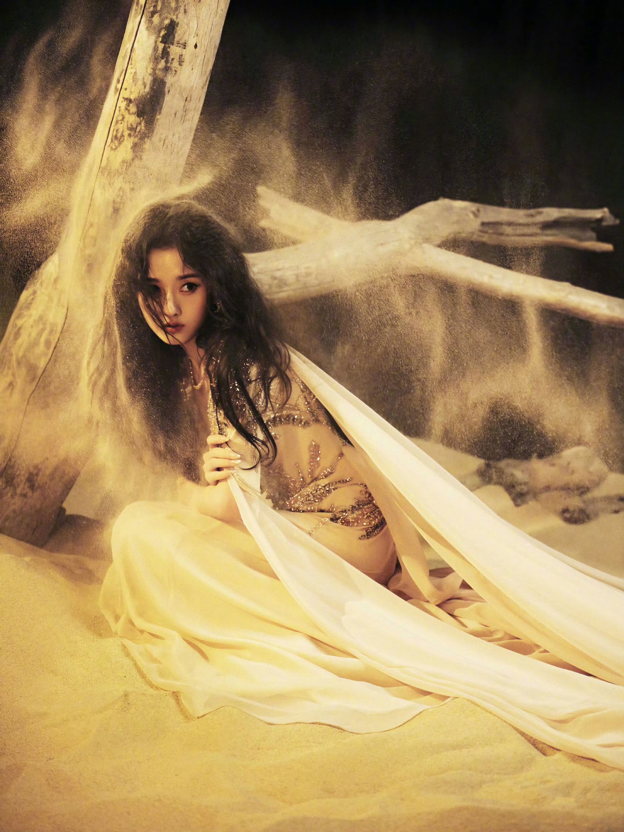 宋祖儿微博之夜造型，身穿 Robert Abi Nader定制系列