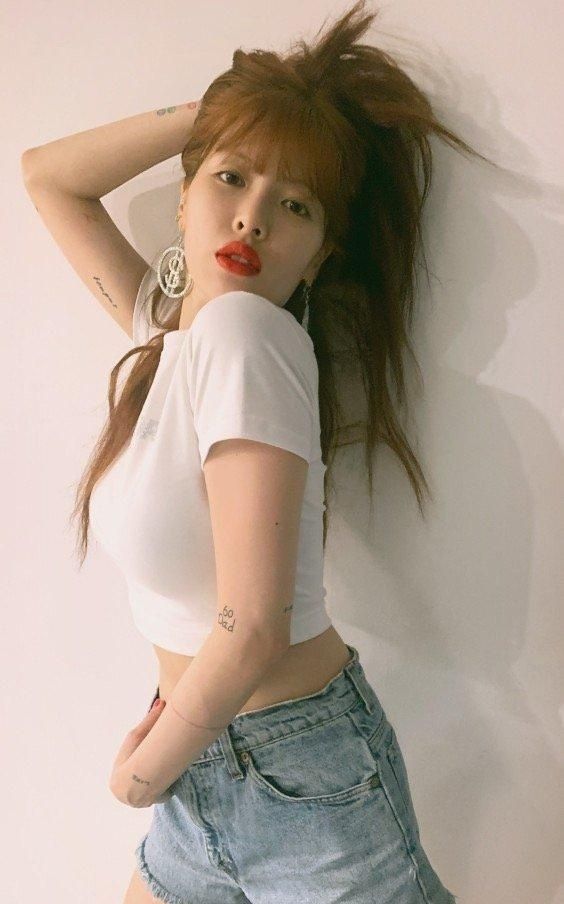 泫雅晒出一组美照 抬手撩发 露马甲线 大秀s型身材曲线