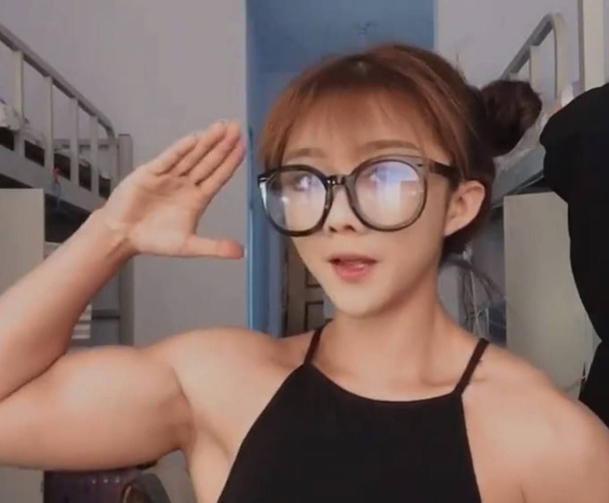 24岁女版施瓦辛格凭借外表成超级网红金刚身材萝莉脸