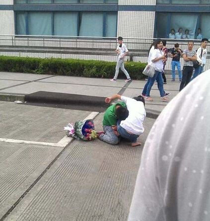 男子当着众人的面跪抱女孩大腿失声痛哭知道真相后让人直摇头