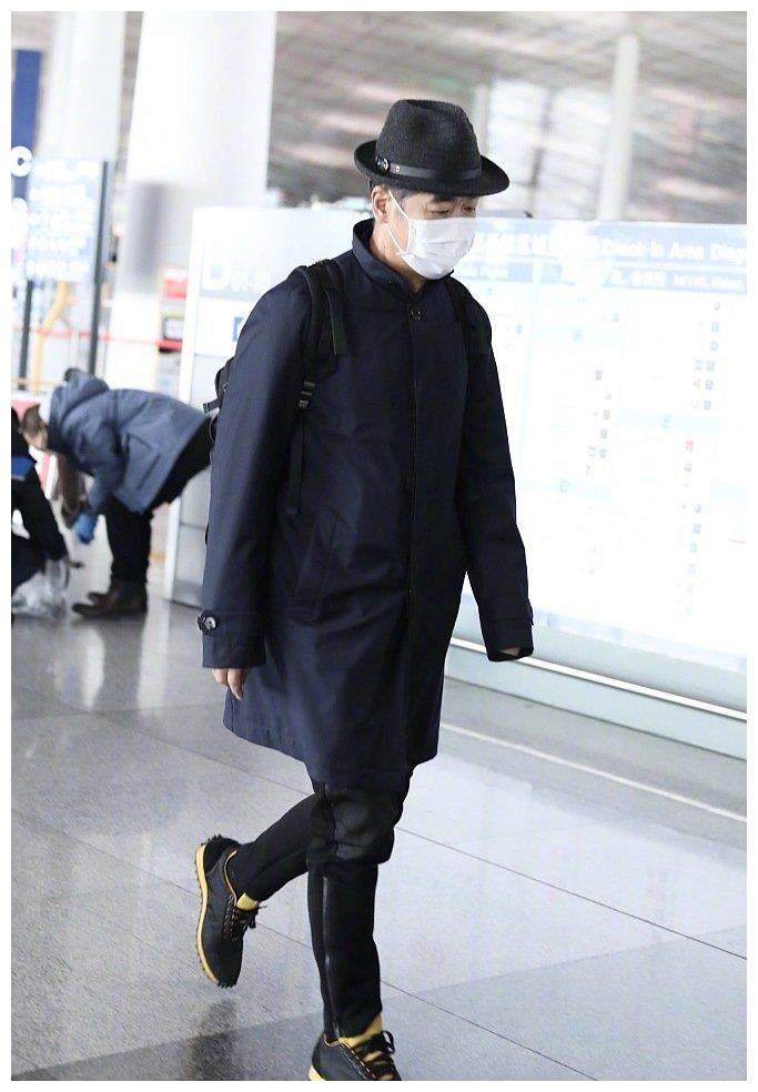 65岁张国立不服老,网上冲浪是个活宝,机场造型胜过小伙