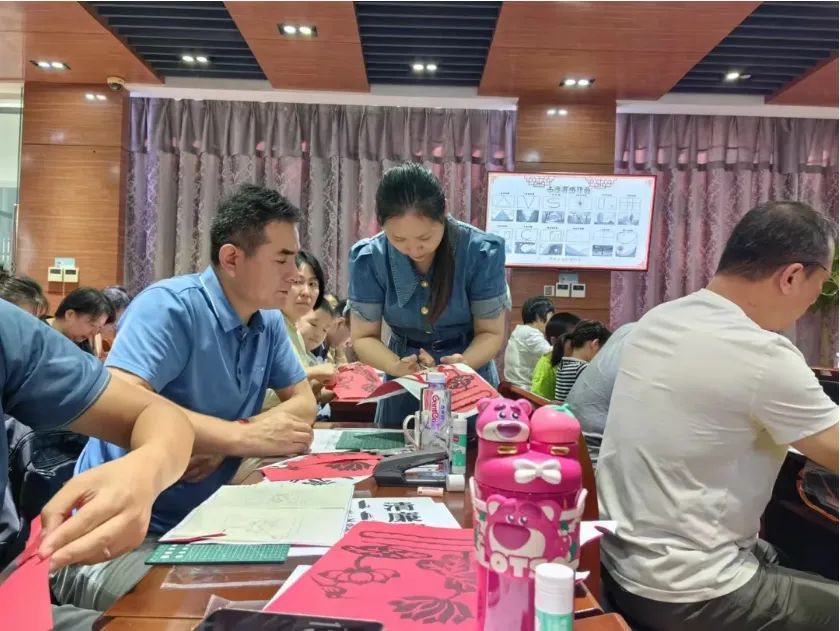 “上海剪纸”课堂开进职工“楼门口”,他们一“剪”倾心|剪纸|非遗|职工_新浪新闻